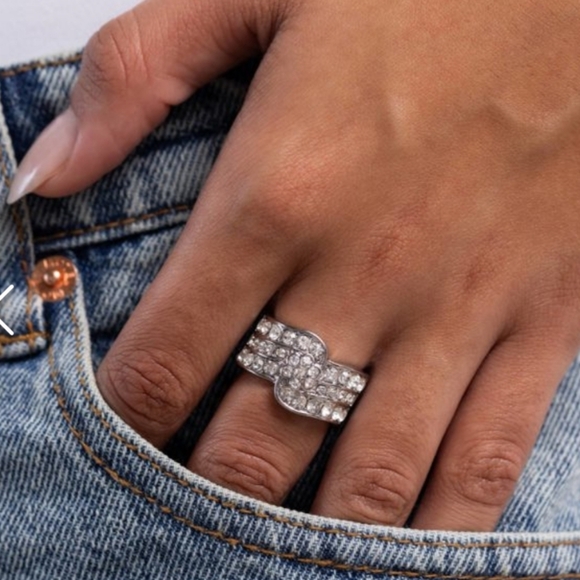 No Flower Barred White Ring 💍 Silver STRETCHY - Picture 2 of 3